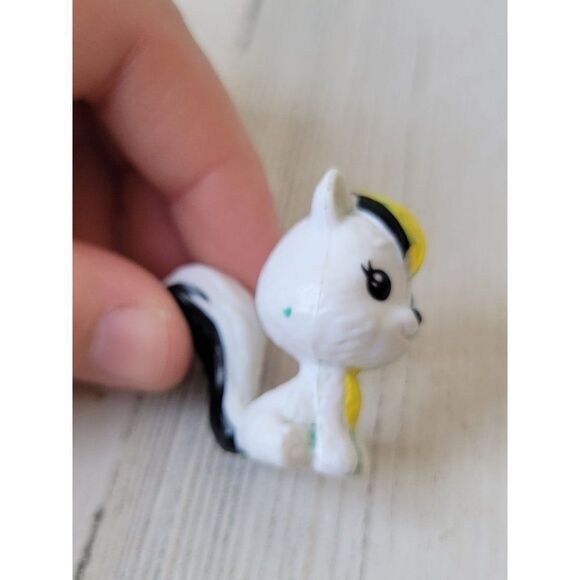 Mini white skunk cat doll pet accessory toy‎ figure - Picture 3 of 5